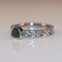 18KW Filigree Stack Emerald Trillion